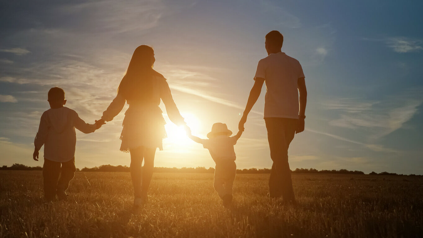 Exper-IS, Famille se promenant le long des champs au coucher du soleil